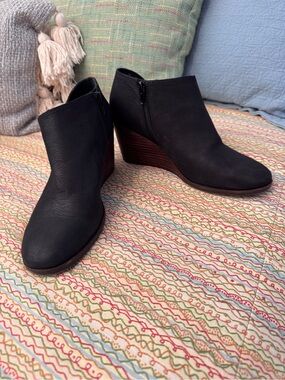 Lucky Brand Zemlin Wedge Bootie Black size 7.5M 3” heel